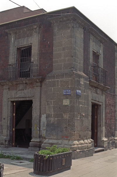 Orgelbyggeriet ligger lige ud til åben gade i den ældre del af Mexico City